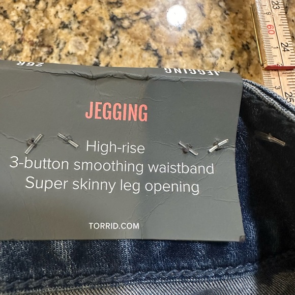 Torrid feel the fit super soft high rise distressed denim jeggings plus size 28R - Picture 4 of 7